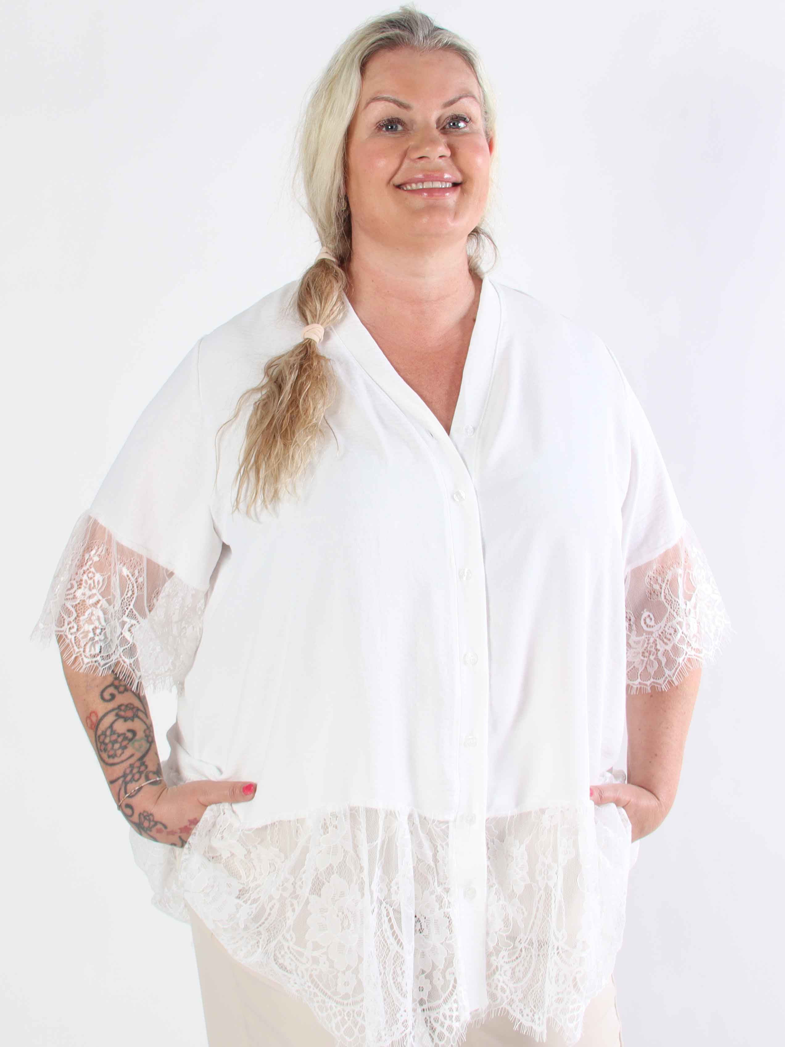 Asta - Plus size tunika i viskose med knapper og flæsekanter